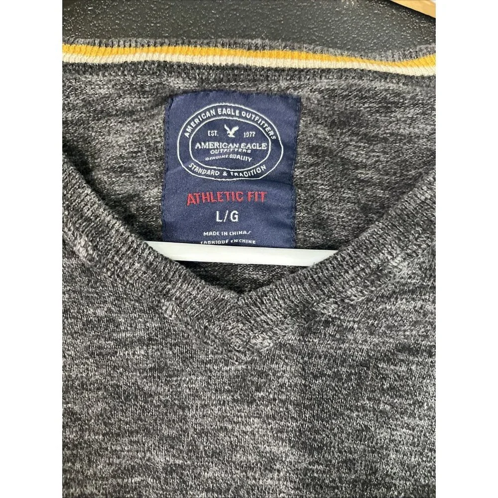 American Eagle Sweater Mens L Gray V-Neck Athletic Fit Cotton Logo Knit Pullover